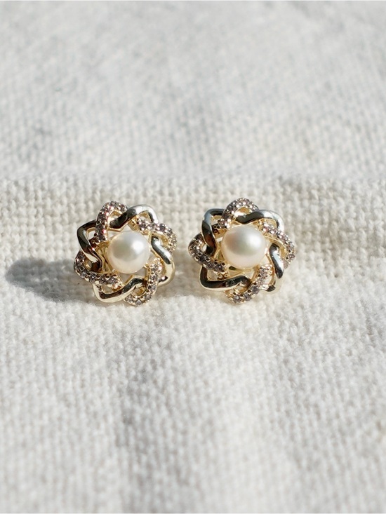 Jewelry - NEW! Pearl and Crystal Flower Stud Earrings - Gold Tone